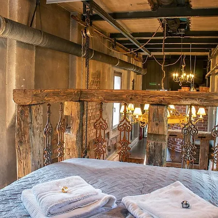 Blackncozy - Stellwerk Mit Boxspringbett In Zentraler Lage Lorrach